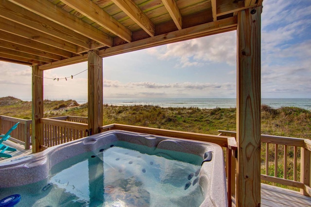 Hot tub overlooking ocean on Hatteras Island